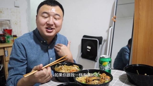 小伙嘴馋海鲜，外卖点了90多块的小龙虾盖饭，今天也是爱吃醋的boy【cram阿强】
