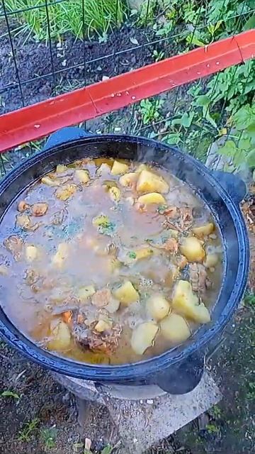 картошка тушёная со свининой 😉👍в казане ,в деревне 🔥 смотреть онлайн