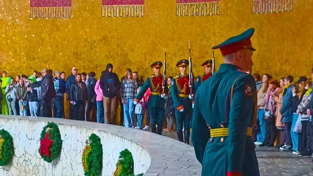 Смена Почётного Караула в Пантеоне Славы Мамаев Курган, Волгоград, 22 апреля 2023 года, 12:00 часов смотреть онлайн