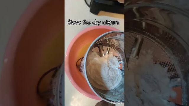 "Indulge in the simplicity of our air fryer-baked vanilla cupcakes " смотреть онлайн