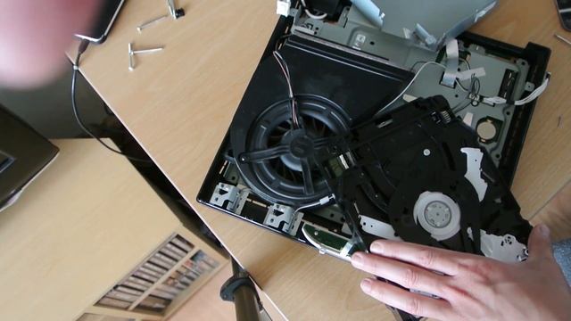 Fixing PS3 Slim reading not reading Blu Rays fault - dismantling and laser cleaning смотреть онлайн