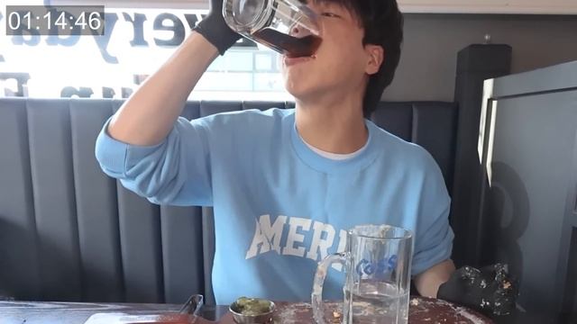 피자 한판, 콜라 500ml 2분 안에 다 먹으면 100만원을 주는 도전먹방!? 신기록 세우고 왔습니다🔥 смотреть онлайн