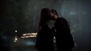 Деймон и Елена под дождем