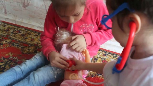 Мисс Азиза и мисс Вика открывают коробку большой набор доктора смотреть онлайн