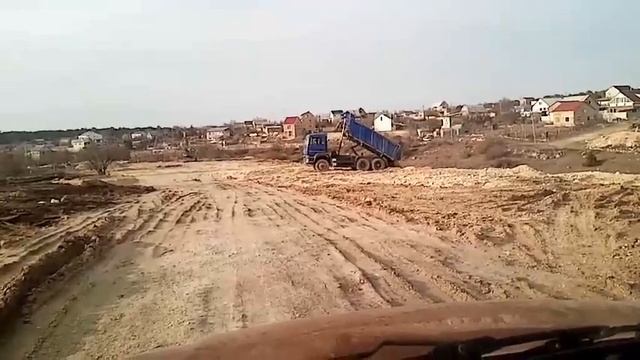 Очередной грузовик, сбрасывающий строительный мусор в районе Красной горки, Севастополь смотреть онлайн