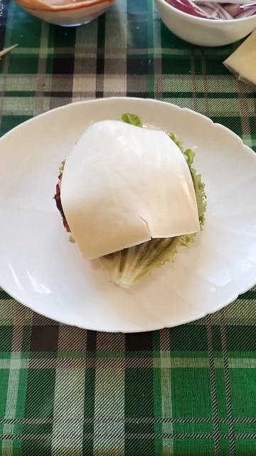 Чизбургер в домашних условиях 🍔😊#чизбургер#кулинария#домашняяеда#бургер#shorts# смотреть онлайн