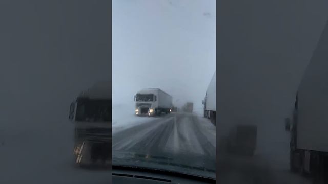 Не погода! Фуры не поднялись!!! Трасса Оренбург Самара!!! смотреть онлайн