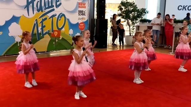 первое выступление в большом тц. Леденцы. школа вокала. соло детки смотреть онлайн