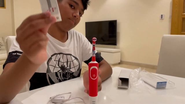 Unboxing of Oral-B Kids Electric Tooth Brush смотреть онлайн