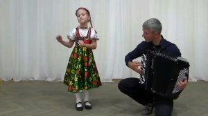 «Куры да петушки» Поёт Алёна Кливитенко , 7 лет. Аккомпанирует папа Александр