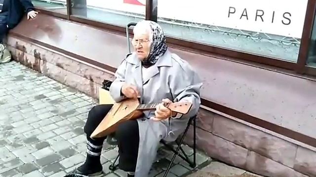 Бабушка с балалайкай. г. Барнаул