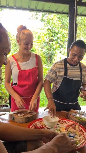 Cook Tom Yum with me! | live cooking class in Koh Lanta Thailand | Cooking with Mon смотреть онлайн
