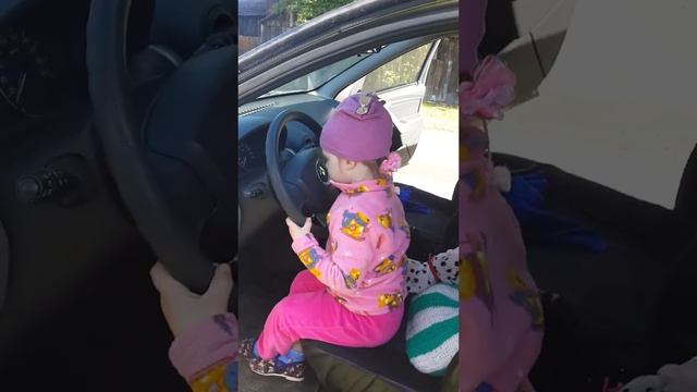 💁Ульяна за рулем танцует😄🚘 смотреть онлайн