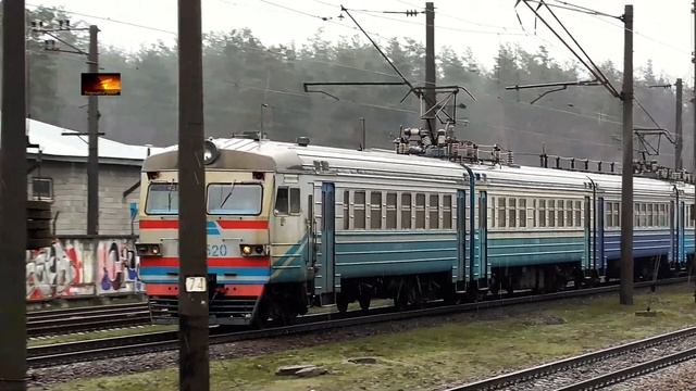 Прибытие ЭР9М-520/ЭР9Е-631 на станцию Беличи смотреть онлайн