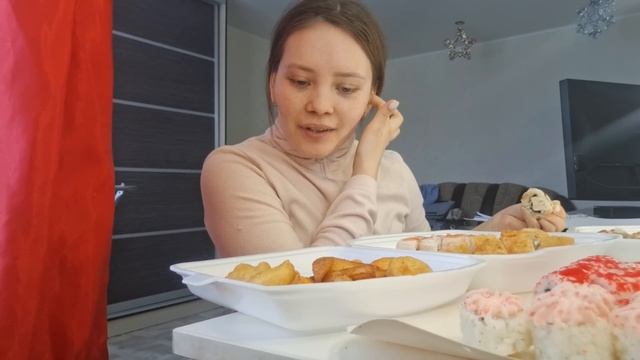 МУКБАНГ РОЛЛЫ🍣НАГГЕТСЫ😋КАРТОФЕЛЬ ПО-ДЕРЕВЕНСКИ🍟РАССКАЗЫВАЮ КАК НАШИ ДЕЛА😊👍 смотреть онлайн