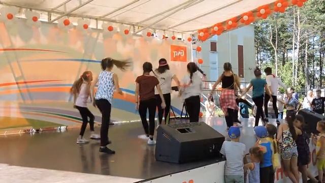 ДМ Первомайского района / Праздничная концертная программа МЦ "Сфера", МЦ "Дом молодежи" смотреть онлайн