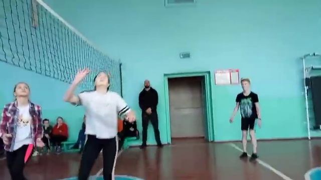 Игра в волейбол россонских и клястицких учащихся. смотреть онлайн