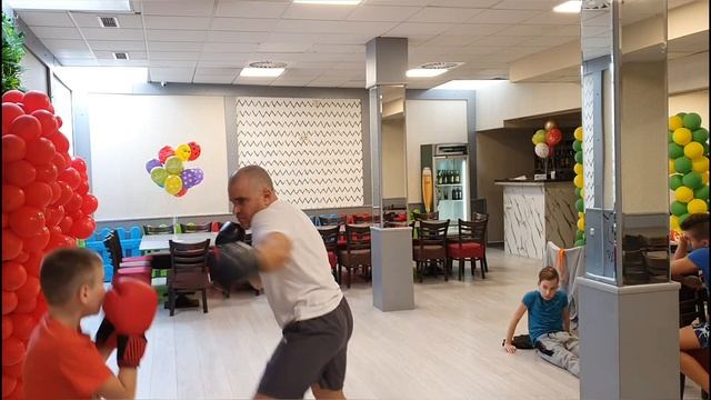 Тренировки по време на Корона вирус в Парти ресторанта на Парти Джак смотреть онлайн