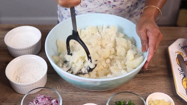 Potato & Salt Fish Fritters and Bake/Float|Guyanese Style|Guyanese Cooking :) смотреть онлайн