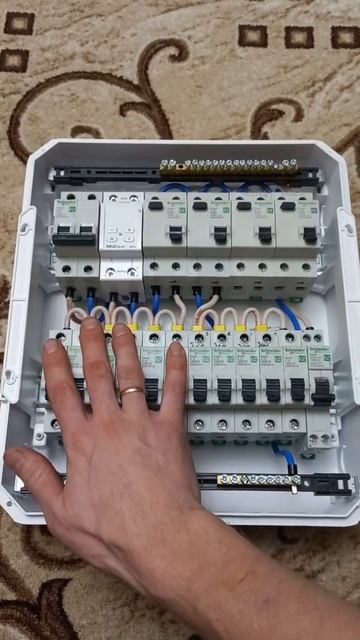 #электрика Электрощит для двухкомнатной квартиры, бюджетно и качественно. #shorts смотреть онлайн