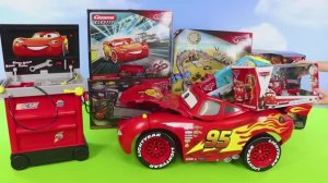 Играем с Молнией Маккуином и другими игрушками!