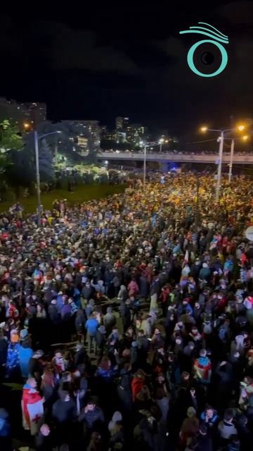 После разгона манифестантов на Площади Героев в Тбилиси ее заполнили тысячи протестующих смотреть онлайн