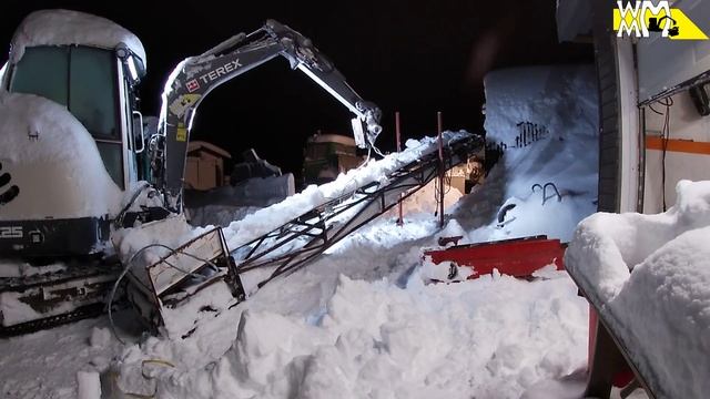 Mini excavator dig snow and moves stuff with claw and homemade rotator смотреть онлайн