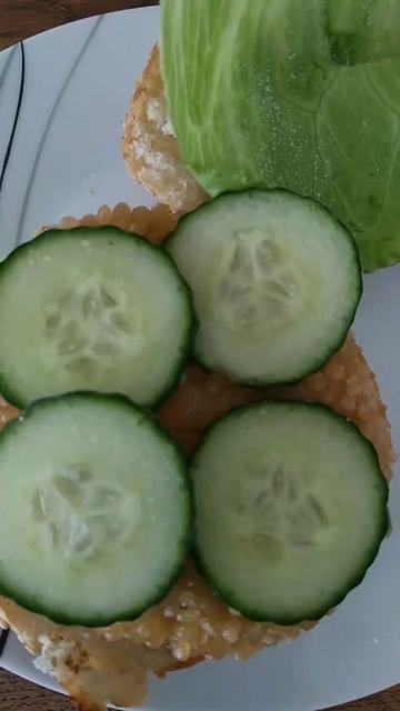 Приготовление бургера🍔Не очень полезный,но очень вкусный завтрак😋#shorts From UA to UK 🌍 смотреть онлайн