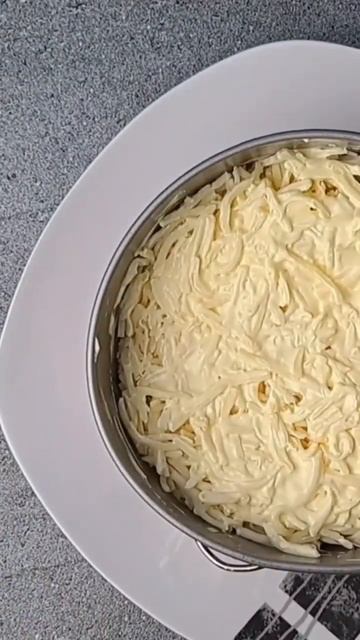 Праздничный салат с курицей, грибами и ананасом #shorts смотреть онлайн