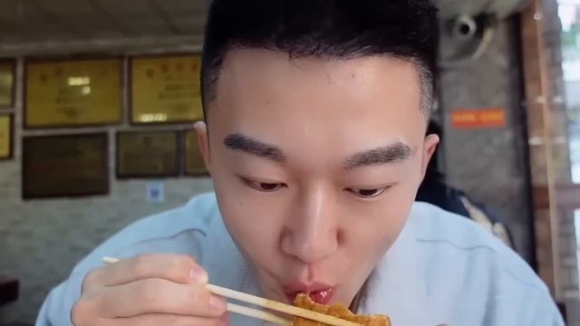 狂奔1000公里二刷隆江豬腳飯，竟然中午就都賣光！抛空两家店后才吃到太香了！【海浪兄弟】 смотреть онлайн