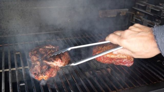 Masterbuilt Gravity XT | Can it Sear a Steak, How About Grease Fires | We Test! смотреть онлайн