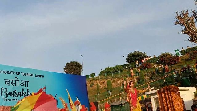 ROMALO RAM DOGRI ARTIST_ROMALO RAM AND PARTY // BAISAKHI FESTIVAL // BAGH-E-BAHU JAMMU// DOGRI SONG смотреть онлайн