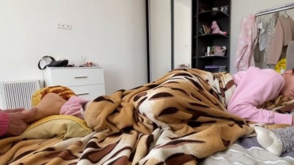 БАБУШКА ДЕЛАЕТ МАССАЖ. Юля довольна