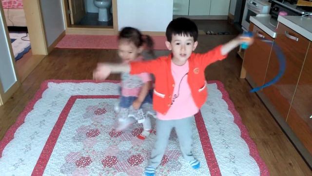 20150530. 영어 노래 부르면서 😄Выучили песню на английском языке~🎵🎵🎵😄 30 мая 2015 год. смотреть онлайн