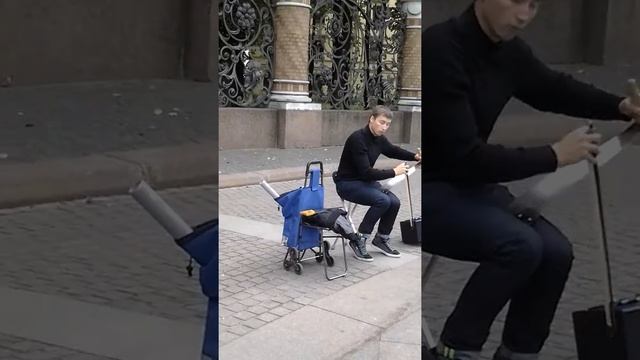 Этот чувак играет на пиле. смотреть онлайн