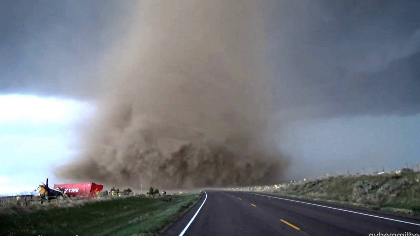 5 невероятных ТОРНАДО, снятых с близкого расстояния смотреть онлайн