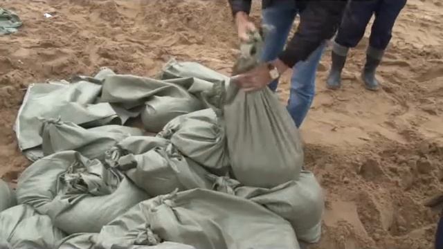 Подготовка мешков с песком на песчаном карьере поселка ПАРУС смотреть онлайн