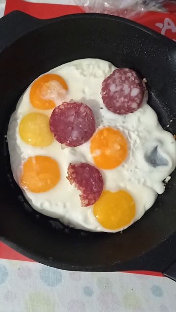 ПОЖАРИЛ ЯИЧНИЦУ ГЛАЗУНЬЮ С КОЛБАСОЙ смотреть онлайн