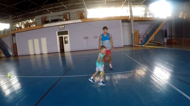 №108 - Баскетбол в 5 лет: 1-й раз делаем Carioca, Drop-Step, Give and Go с броском в большое кольцо смотреть онлайн
