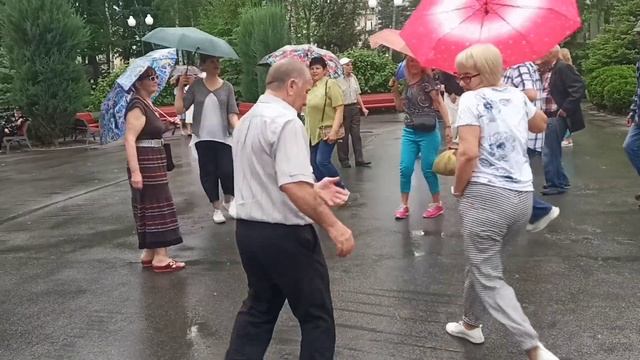 Чика-чика, ты спелая клубника!!! Танцы в парке Горького!!! Харьков 2021 смотреть онлайн