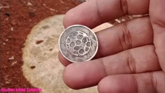 Apakah ini Koin Amulet ? ~Aku dan Metal Detector смотреть онлайн