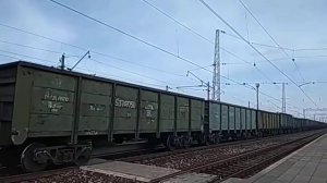 Электровоз ВЛ82М-025 с грузовым поездом + старинные вагоны, станция Святогорск