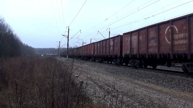 Электровоз ВЛ10К-420 с грузовым поездом и приветливый машинист смотреть онлайн