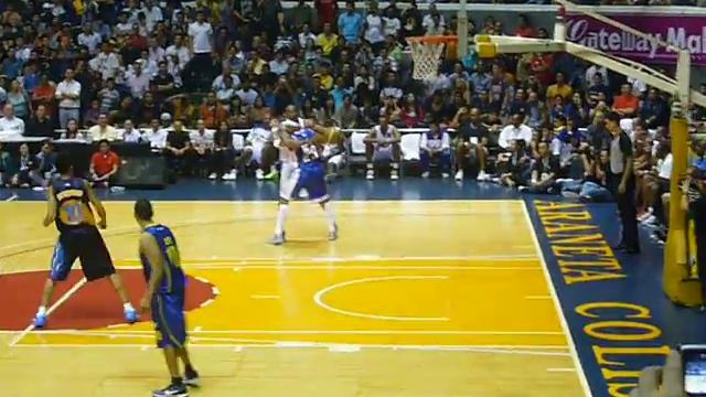 Kobe Bryant to Derrick Rose for the slam. Smart NBA-PBA All-Star Weekend смотреть онлайн
