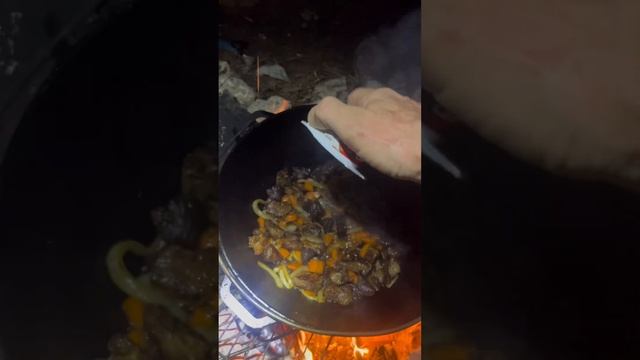 ГОТОВЛЮ ЛАГМАН В КАЗАНЕ + НОЧЮЮ В ЛЕСУ 🌳 смотреть онлайн