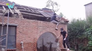 Семейная пара из Китая восстанавливает старый дом в своем родном городе.