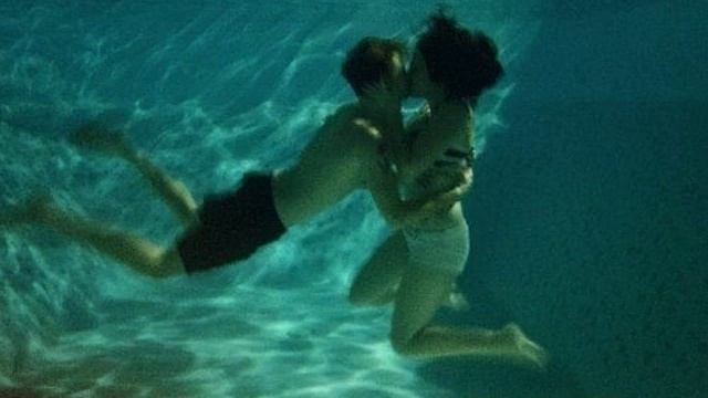 Justin Bieber and Selena Gomez kissing underwater! смотреть онлайн