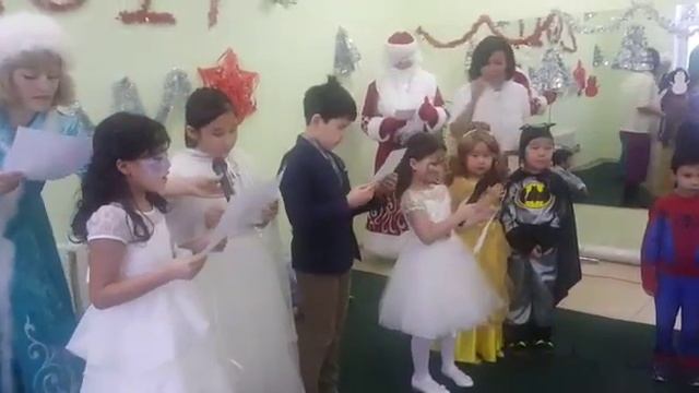 Jingle bells в интерпритации дворового клуба на разных языках смотреть онлайн