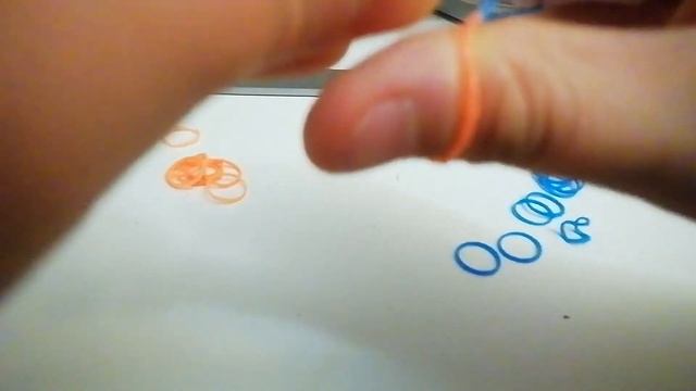 Делаю обычный браслет из резинок. Инструкция как делать. смотреть онлайн