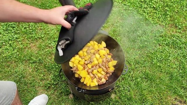 Жареный Картофель с Салом, в Казане на костре! Bratkartoffeln mit Speck in einem Kessel über dem 🔥👌 смотреть онлайн